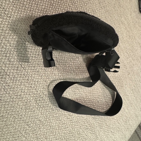 NWT Lolë Fleece Belt Bag Unisex - One Size 7.5 in X 5.25 in X 2 in Black - Picture 2 of 7